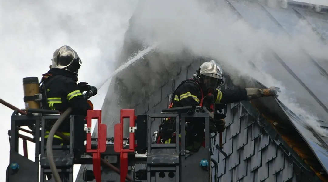 La toiture d’un immeuble ravagée par les flammes dans ce quartier de Rennes