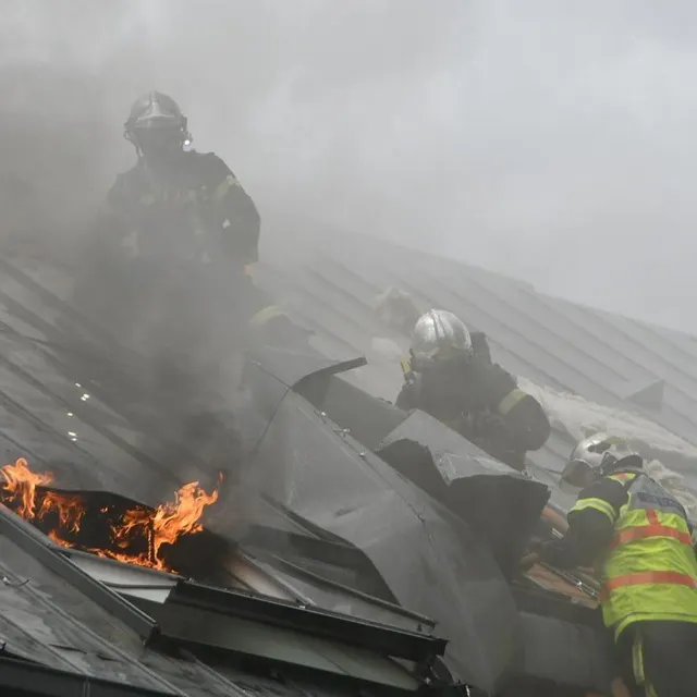 photo un feu s’est déclenché dans la toiture d’un immeuble du quartier des gayeulles à rennes. 26 pompiers ont été mobilisés.  ©  ouest-france