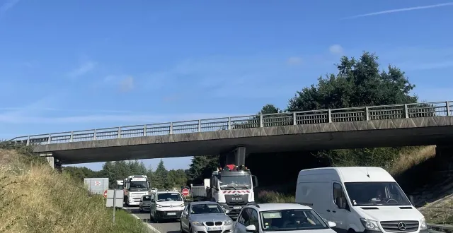 photo  sur le périphérique de nantes, des bouchons monstres ont émaillé la journée de ce lundi 28 juillet, alors que le pont de cheviré était fermé à la circulation pour travaux.  ©  ouest-france 