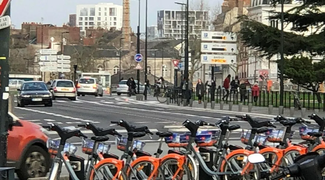Des vélos Naolib en libre-service immobilisés à Nantes