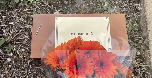 photo  une plaque qui porte l’inscription « monsieur x » a été apposée sur la tombe d’un homme, enterré sans que son identité n’ait pu être déterminée, le 22 juillet 2025, dans le terrain commun du cimetière miséricorde.  ©  ouest-france 