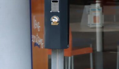 Les Sorinières. Deux cendriers de rue installés en ville
