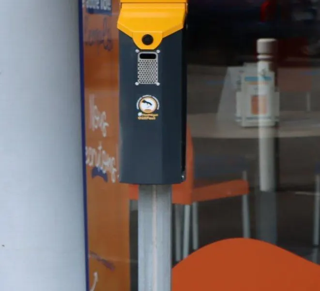Les Sorinières. Deux cendriers de rue installés en ville