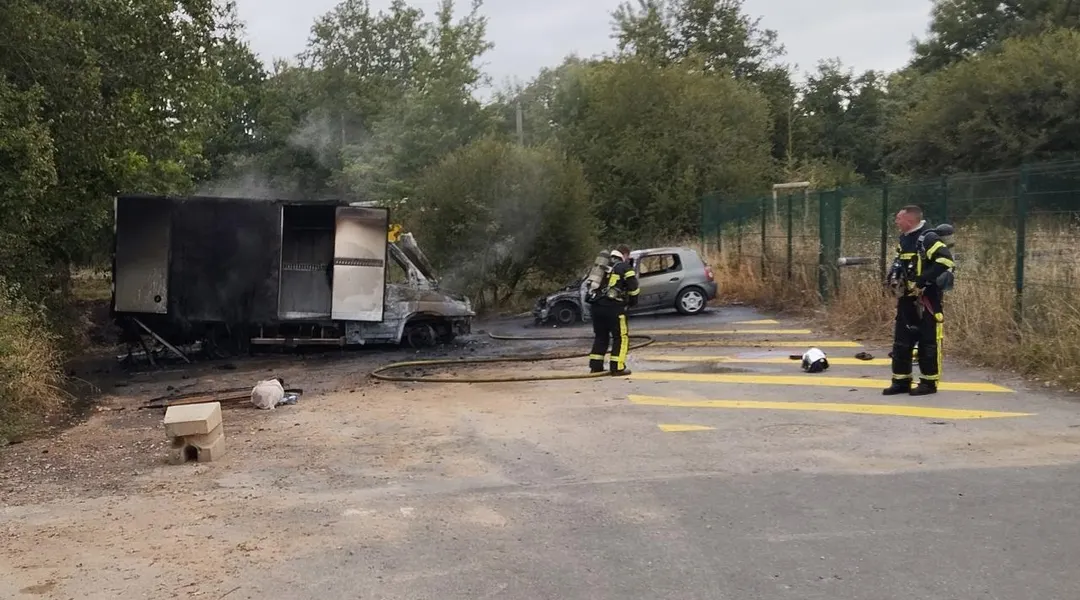 Deux véhicules, dont une camionnette Chronopost, prennent feu au Bignon, au sud de Nantes