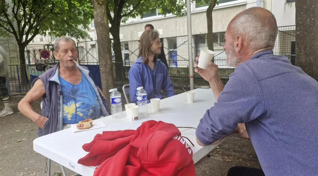 « En dehors d’ici, je ne vois personne » : un refuge estival pour les personnes précaires, à