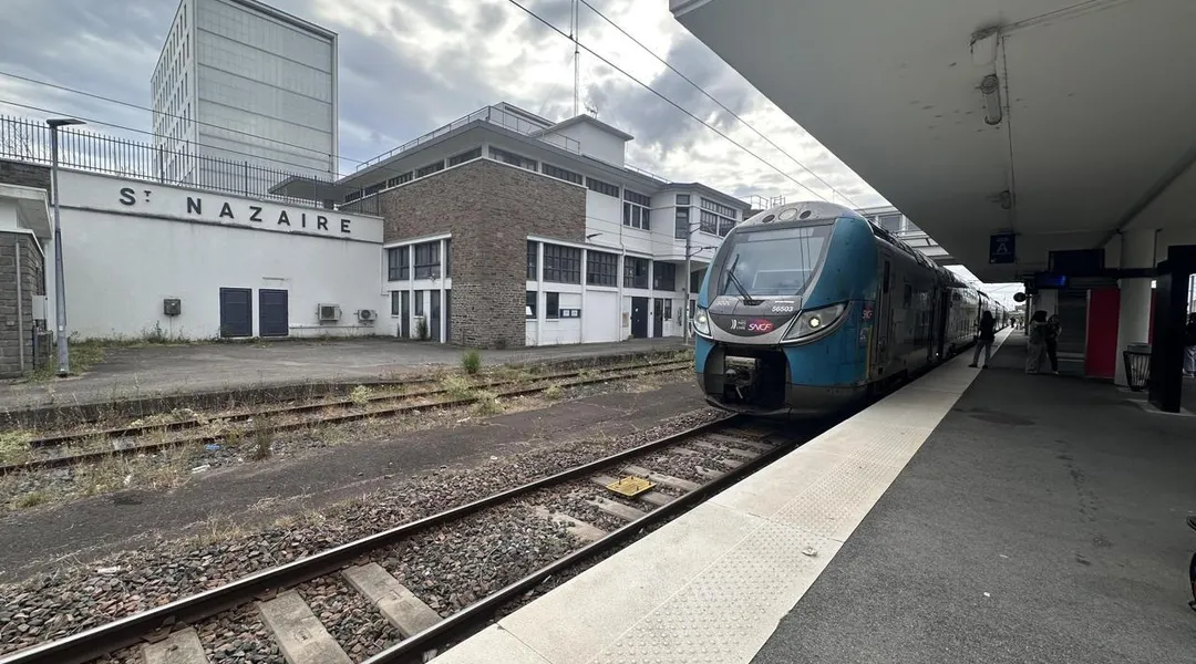 L’homme divaguait le long des voies ferrées, des trains stoppés entre Nantes et Saint-Nazaire