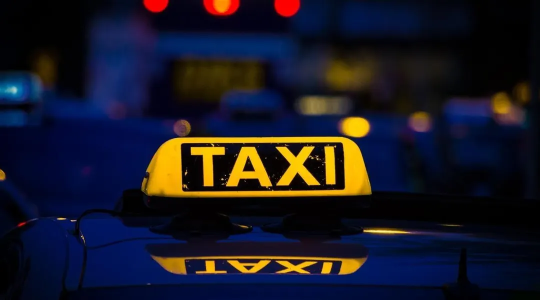 Pourquoi ce taxi qui ramenait les fêtards à prix libre risque 35 000 € d’amende et doit