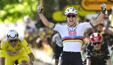 Tadej Pogacar (C) entouré du maillot jaune Mathieu van der Poel (G) et de son grand rival Jonas Vingegaard (D), le 8 juillet 2025 à l'arrivée de la 5e étape du Tour de France à Rouen