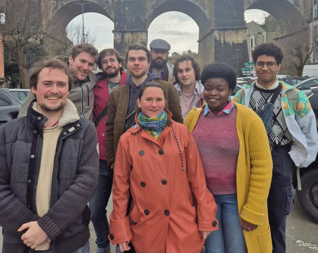 Plusieurs jeunes marchent en direction de Rennes 