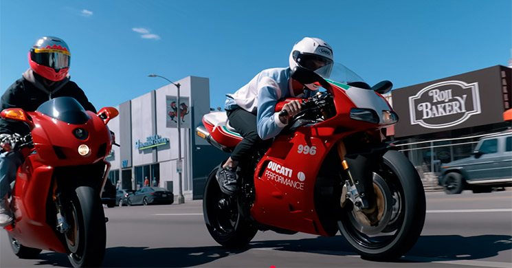 Pilote de MotoGP, Ducati 996 et rues de Los Angeles