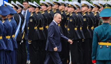 Le président russe Vladimir Poutine (C), le 22 juin 2025 à Moscou, lors des cérémonies du 84e anniversaire de l'invasion de l'Union soviétique par les Nazis en 1941