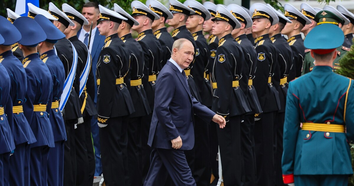 Le président russe Vladimir Poutine (C), le 22 juin 2025 à Moscou, lors des cérémonies du 84e anniversaire de l'invasion de l'Union soviétique par les Nazis en 1941