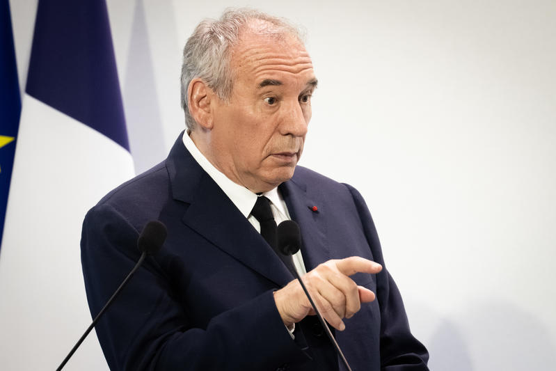 211 milliards d'aides publiques aux entreprises... Et d'un coup de baguette, Bayrou divise l'addition par deux !