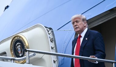 Le président américain Donald Trump arrive à bord d'Air Force One en Ecosse, le 25 juillet 2025