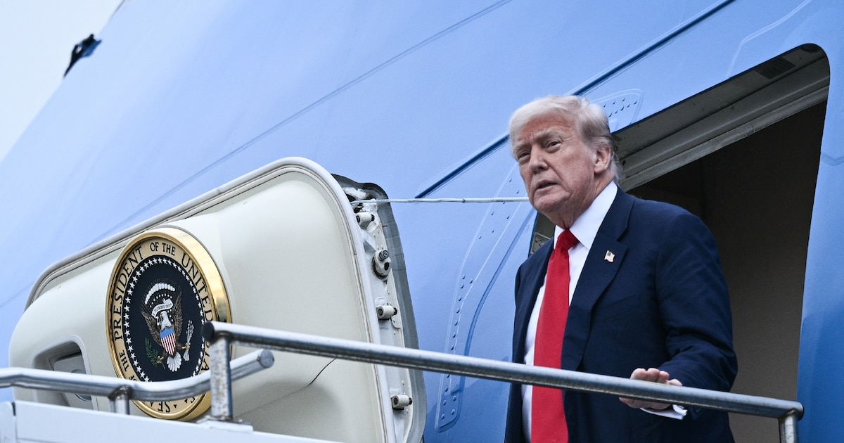 Le président américain Donald Trump arrive à bord d'Air Force One en Ecosse, le 25 juillet 2025