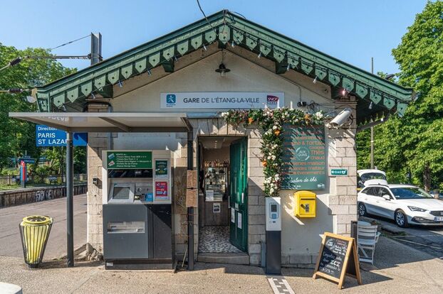 L'Etang-la-Ville (Yvelines) : le salon de thé ouvert en octobre dernier dans la charmante petite gare de la ligne L fait office de "pavillon témoin" du programme "gares de demain"