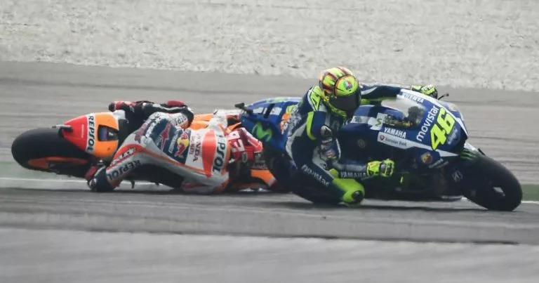 Faut-il vraiment reparler encore et toujours du pétage de plombs de Rossi sur Marquez dix ans après ?
