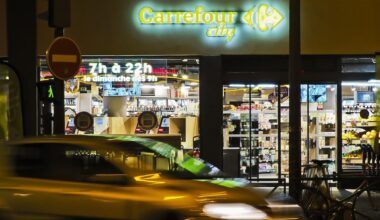 Paris : des célébrités s’opposent à l’ouverture d’un supermarché dans leur quartier chic