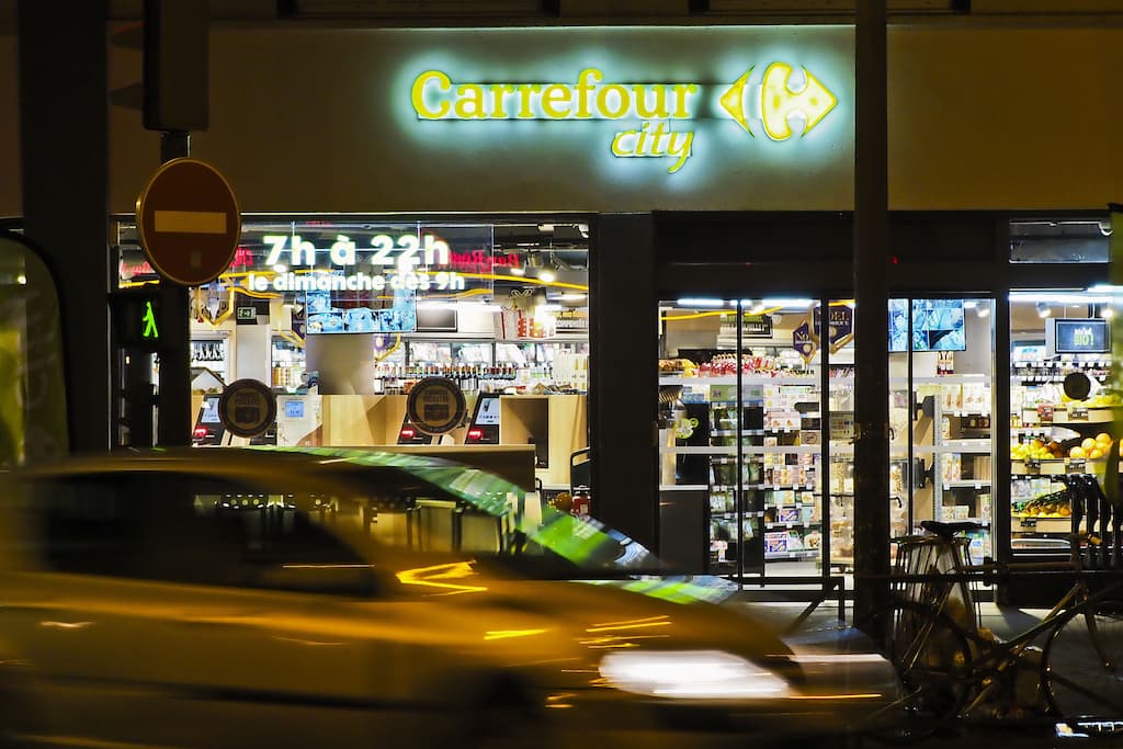 Paris : des célébrités s’opposent à l’ouverture d’un supermarché dans leur quartier chic
