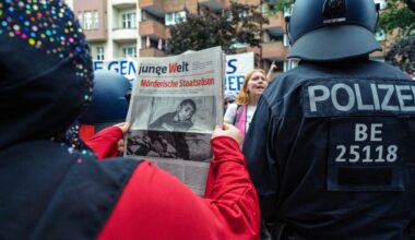 Des manifestants brandissent des pancartes pro-palestiniennes. Nikos Kanistras/ZUMA/SIPA