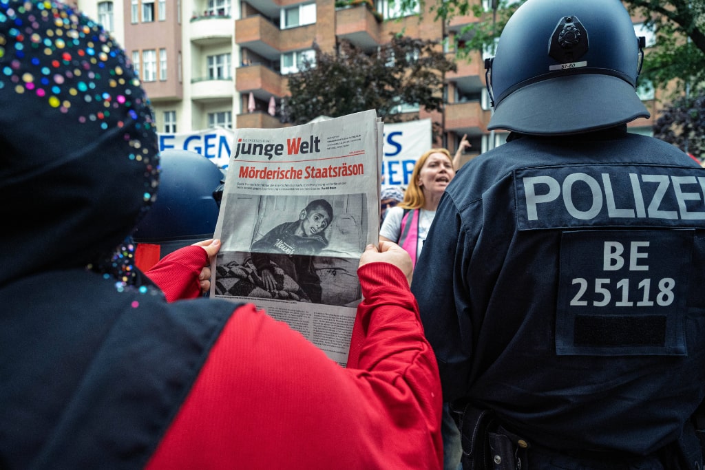 Des manifestants brandissent des pancartes pro-palestiniennes. Nikos Kanistras/ZUMA/SIPA