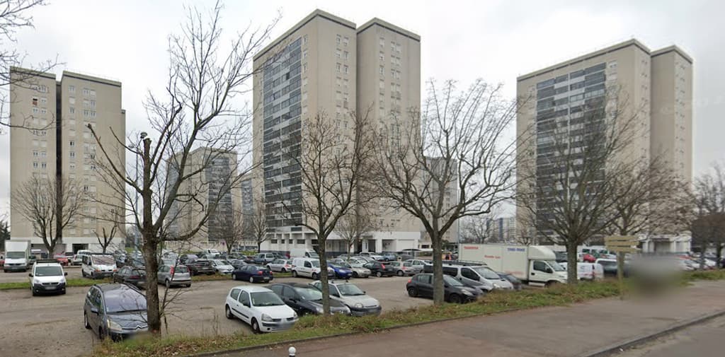 Les tours de l'avenue Vladimir Komarov à Vénissieux © Google Street View