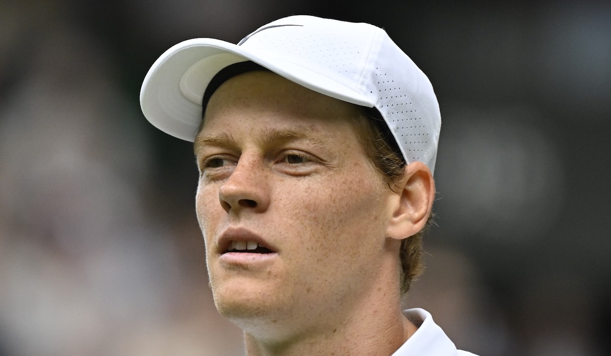 Wimbledon > Darren Cahill, coach de Jannik Sinner, donne des nouvelles après l'entraînement annulé : "Il a perdu environ 10km/h en coup droit. Nous sommes allés sur les courts intérieurs et lui avons simplement donné des balles pendant 20 à 30 minutes"