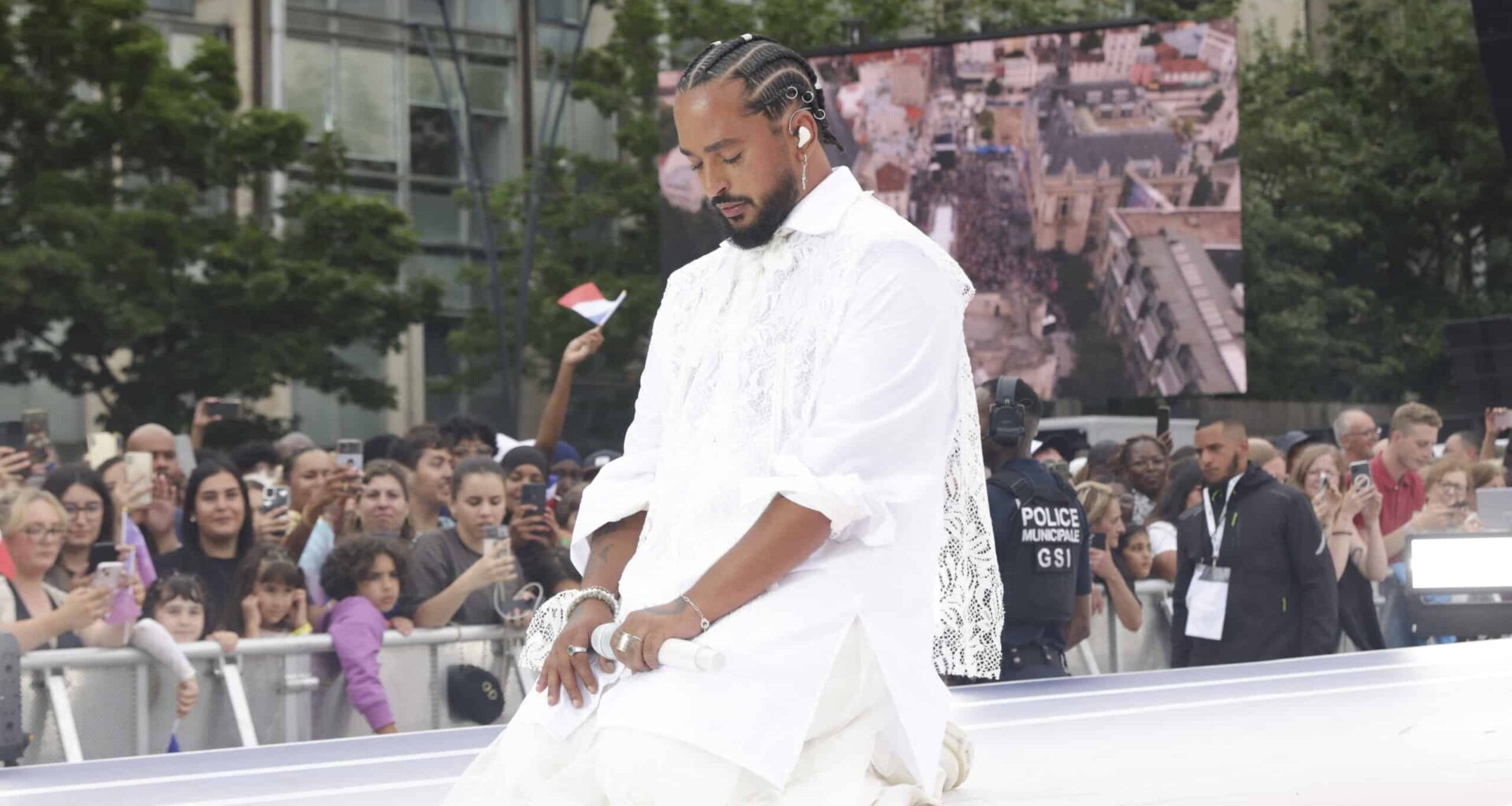 Slimane réapparaît enfin au côté de Vitaa au défilé Stéphane Rolland : le duo éblouit tout en blanc
