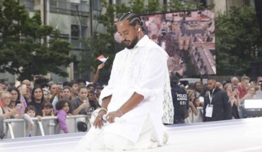 Slimane réapparaît enfin au côté de Vitaa au défilé Stéphane Rolland : le duo éblouit tout en blanc