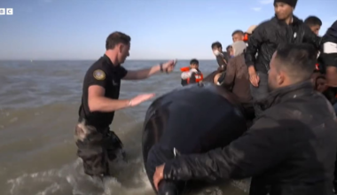 « pour écarter un danger immédiat », des gendarmes français crèvent une embarcation gonflable avec des migrants à bord – Libération