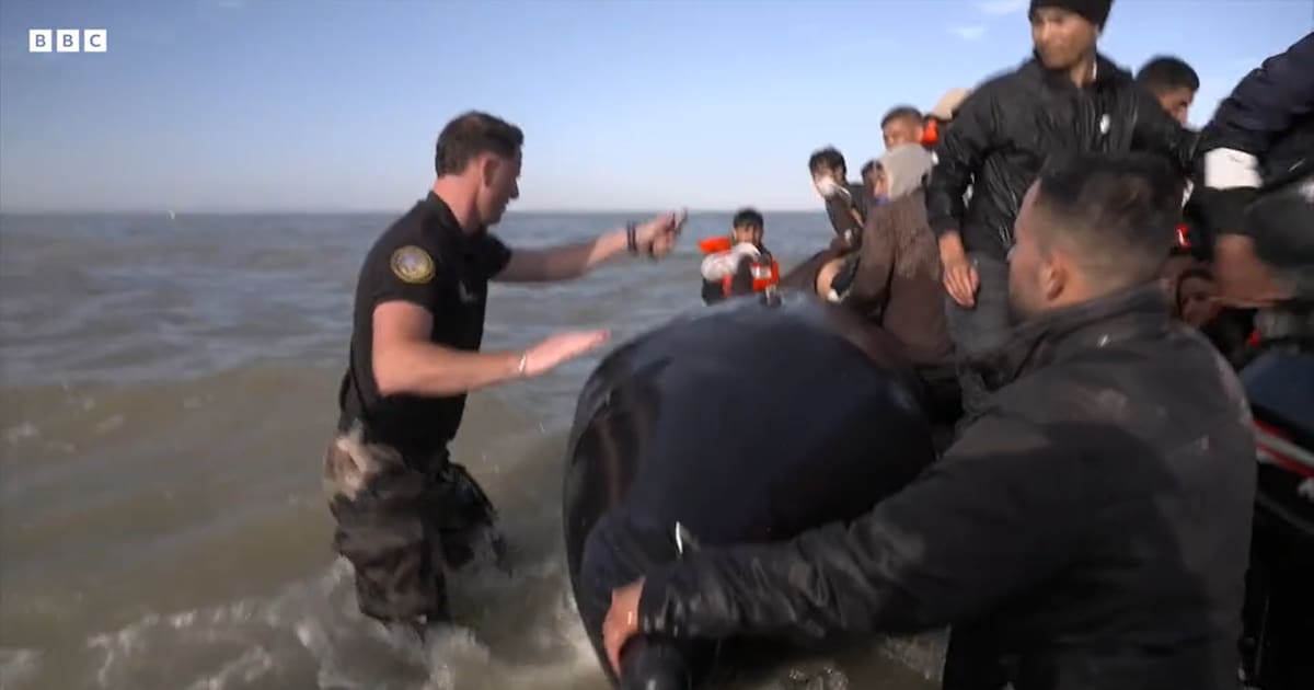 « pour écarter un danger immédiat », des gendarmes français crèvent une embarcation gonflable avec des migrants à bord – Libération