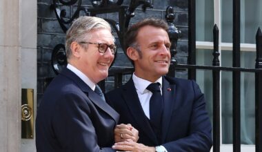 Le président français Emmanuel Macron (d) et le Premier ministre britannique Keir Starmer devant le 10 Downing Street, le 10 juillet 2025 à Londres