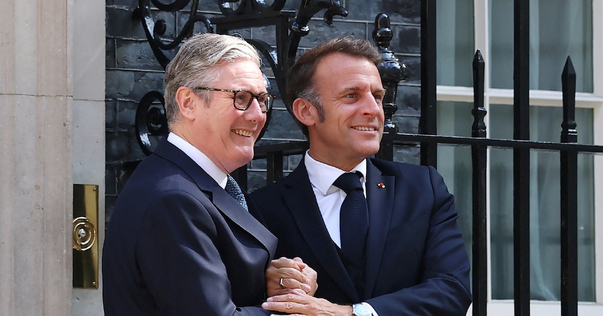 Le président français Emmanuel Macron (d) et le Premier ministre britannique Keir Starmer devant le 10 Downing Street, le 10 juillet 2025 à Londres