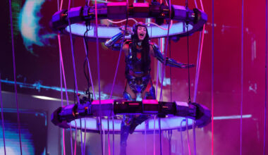 Suspendue à plusieurs mètres de haut, Katy Perry frôle le drame lors d’un concert