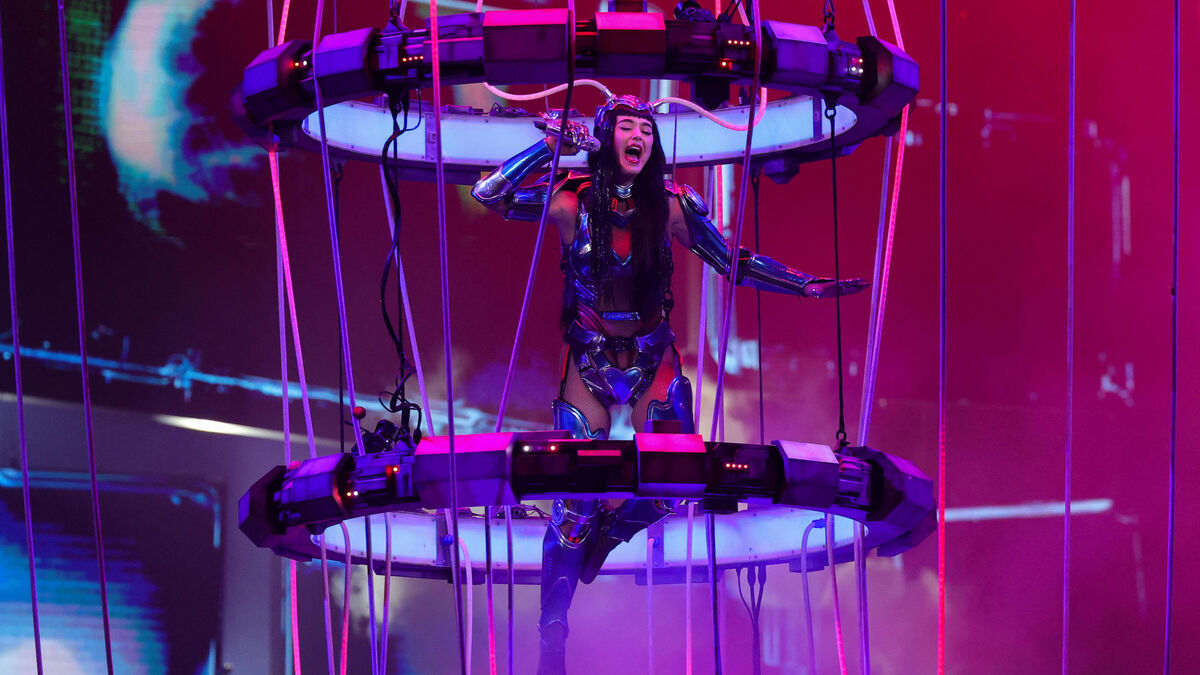Suspendue à plusieurs mètres de haut, Katy Perry frôle le drame lors d’un concert