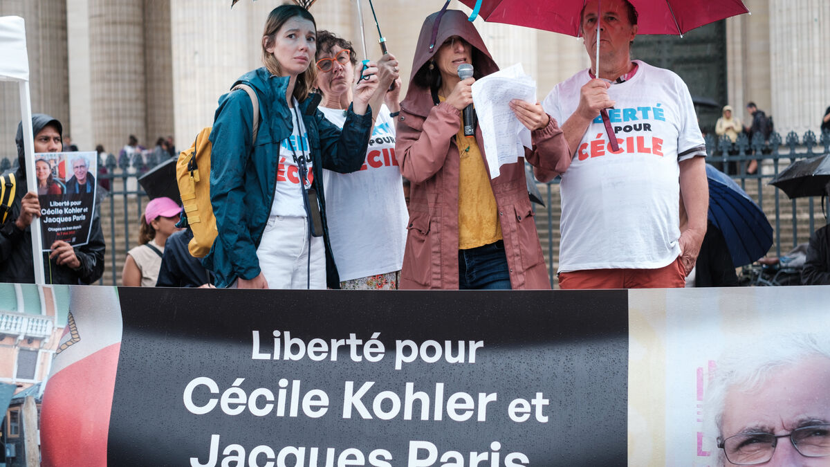 « Il faut que ce cauchemar s’arrête » : rassemblés à Paris, les proches de Cécile Kohler et Jacques Paris réclament leur libération sans délai