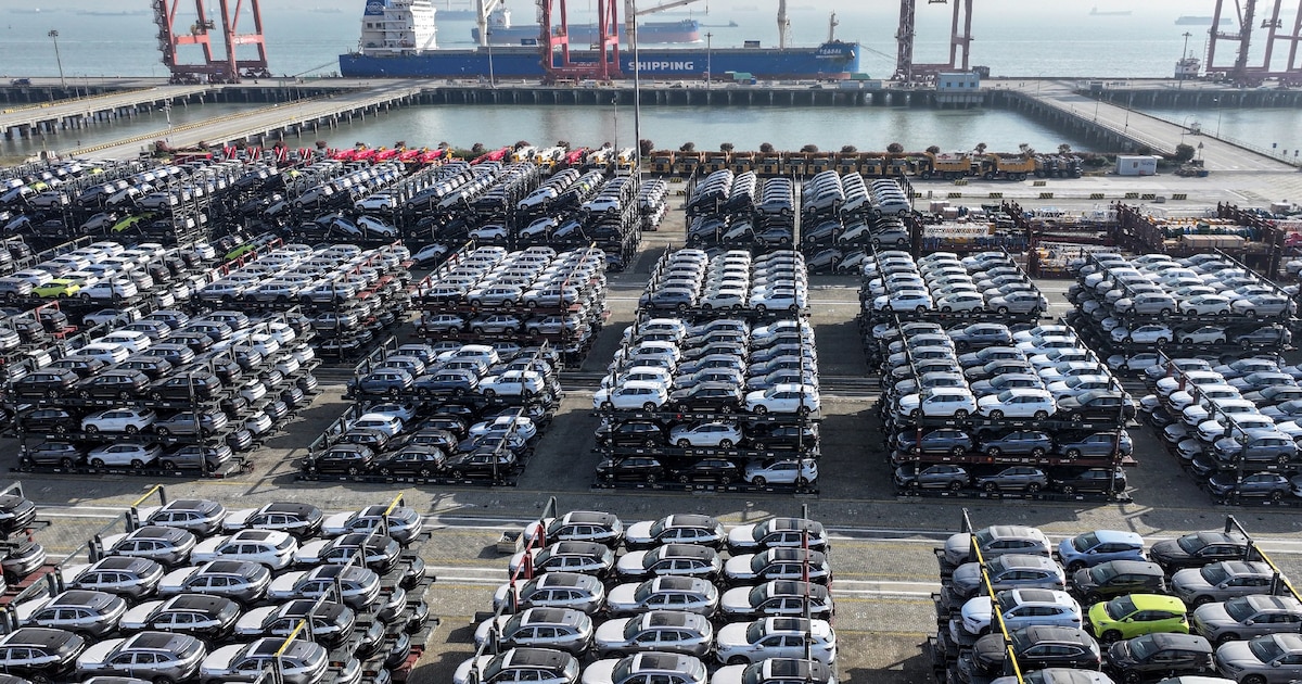 Des voitures électriques BYD et des véhicules d'autres marques destinées à l'exportation attendent dans le port de Taicang à Suzhou, dans la province du Jiangsu, dans l'est de la Chine, le 7 avril 2025