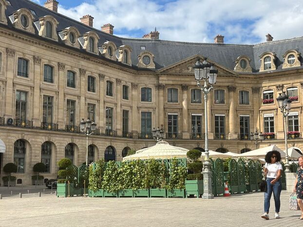 Paris (Ier), jeudi. Panneaux  verts fleuris de jasmin,  mobilier en rotin et fer forgé, parasols crème… La terrasse  aux inspirations balnéaires tranche avec le décor minéral  de la place royale. LP/Candice Doussot