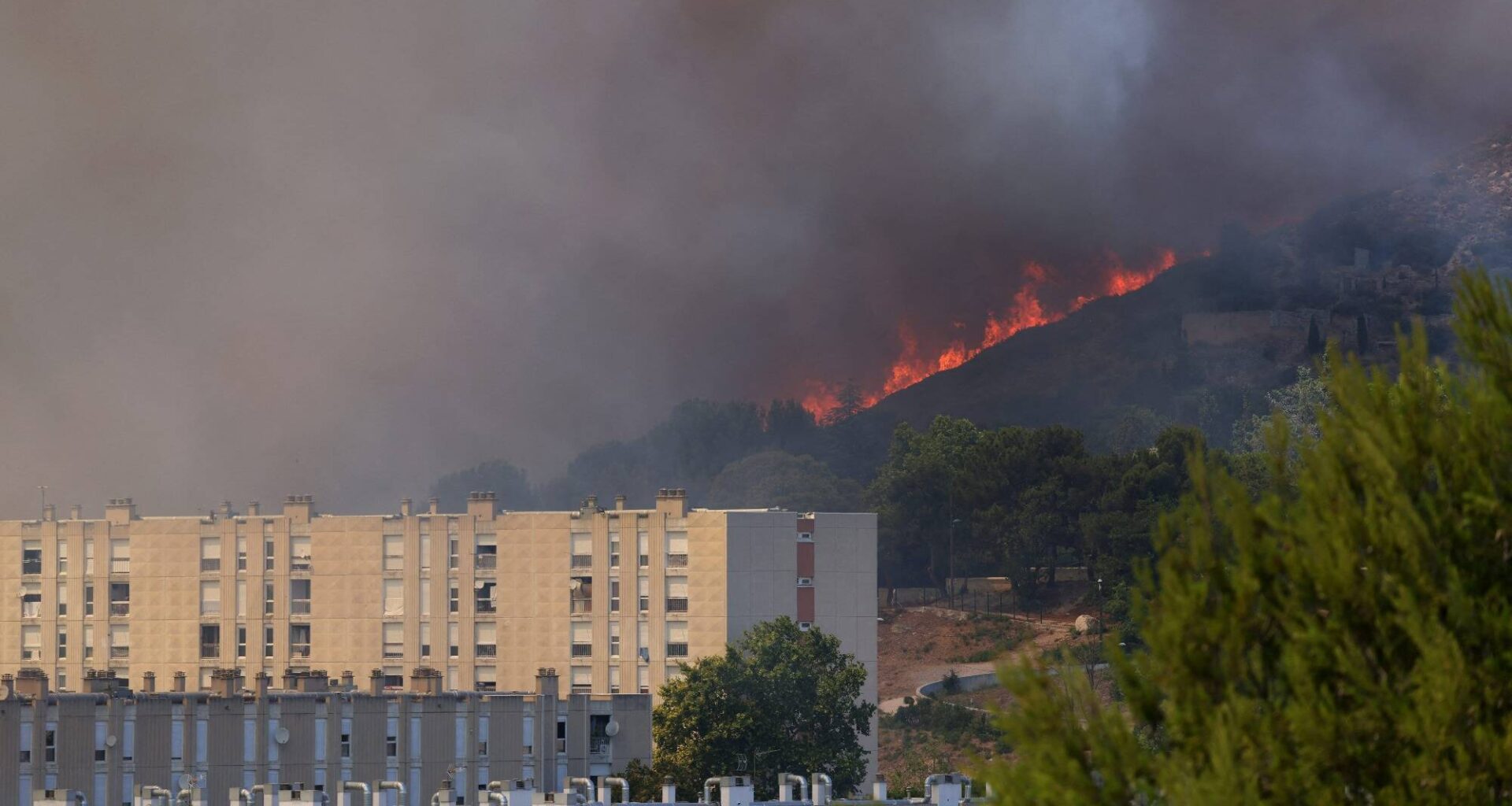Incendies aux portes de Marseille: quelles sont les choses à prendre en cas d'évacuation? Le ministère dévoile la liste du kit d'urgence à avoir chez soi