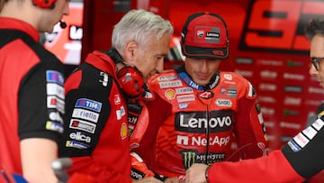 Davide Tardozzi discute avec Marc Márquez dans le stand Ducati.