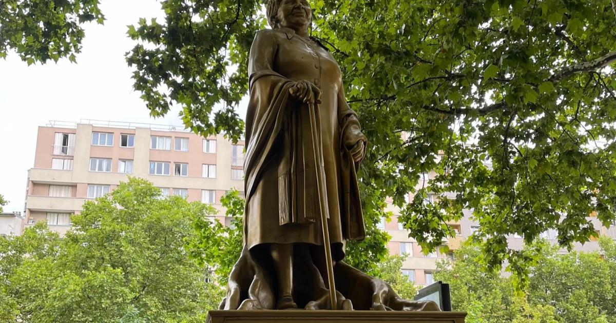Les statues de Paulette Nardal et d'autres femmes célèbres installées dans le 18e arrondissement de Paris