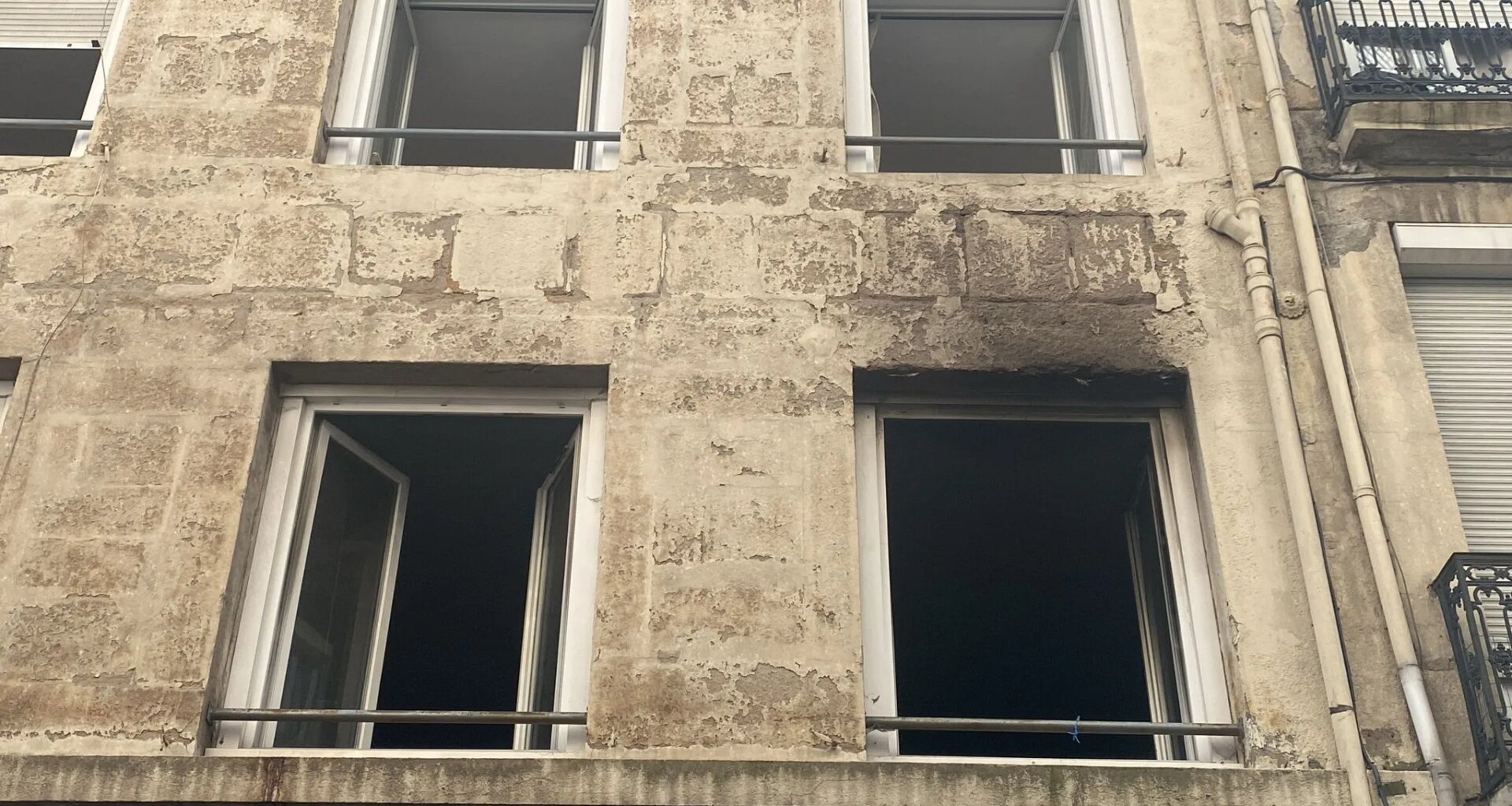 un appartement prend feu dans le centre-ville