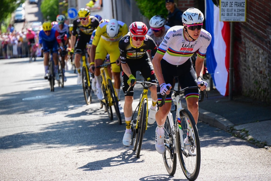 Tadej Pogacar, Jonas Vingegaard et en arrière-plan le maillot jaune Mathieu van der Poel ou encore Mateo Jorgenson et Romain Gregoire, tout au fond, à l'approche de l'arrivée de la 4e étape du Tour de France, le 8 juillet 2025 près de Rouen