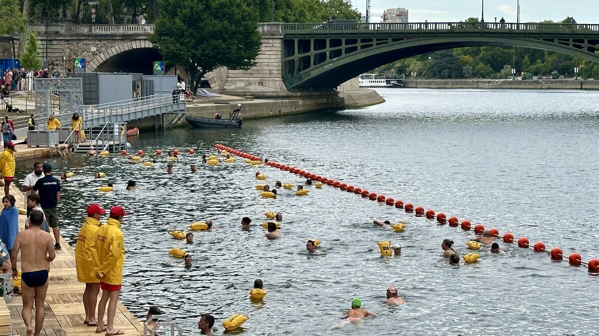 « Ouah elle est trop bonne ! » : les images des premiers baigneurs dans la Seine à Paris