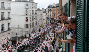 « Un moment unique, c’était fou » : malgré la pluie, la rue Lepic s’est complètement enflammée pour le Tour