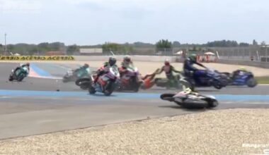 Empilage au virage 2 du Balaton, comme prévu! (WSBK)