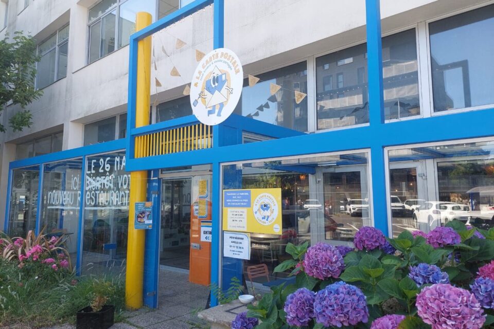 Le restaurant est situé dans les anciens locaux de La Poste sur l'île de Nantes. 
