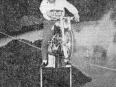 A peine le premier défi relevé, Henry's retourne sur son câble, à moto cette fois, avec son épouse Janyck suspendue sur un trapèze. Photo archives La Tribune - Le Progrès