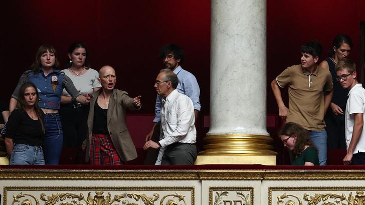 Fleur Breteau, membre du collectif « Cancer Colere », réagit depuis la tribune publique après l’adoption de la « loi Duplomb » sur l’agriculture.