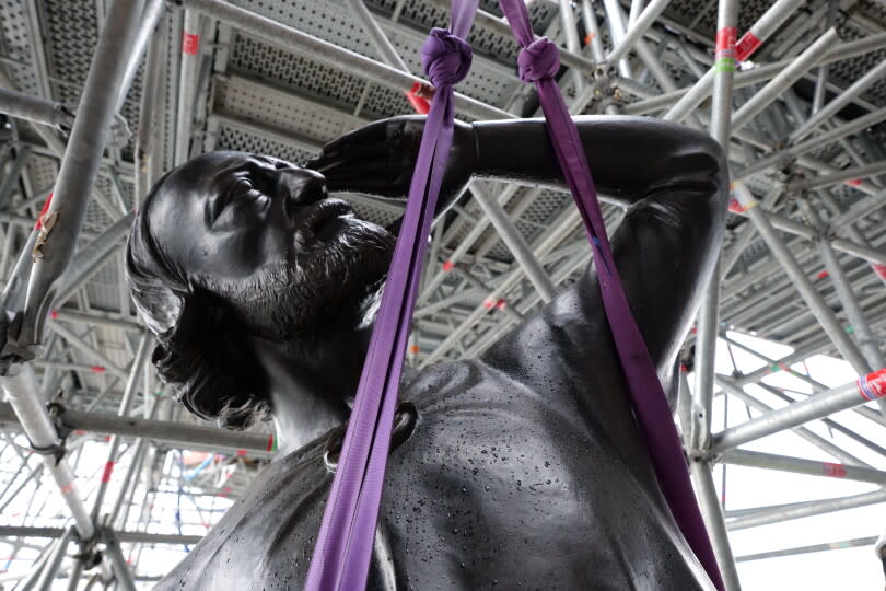 La statue de saint Thomas, dont le visage a les traits d’Eugène Viollet-le-Duc, le 24 juillet 2025.